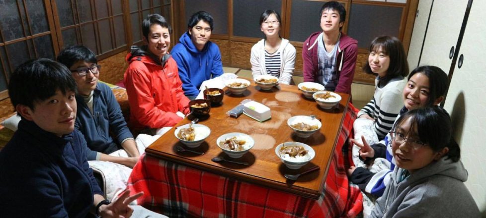 村唯一の田んぼを再生する学生たち 村唯一の田んぼを再生する学生たち